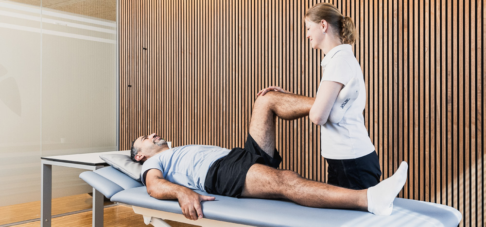 Die Osteopathie ist eine eigenständige, ganzheitliche Medizin, in der unsere Diagnostik und Behandlung mit den Händen erfolgen. Als Osteopathen gehen wir dabei den Ursachen von Beschwerden auf den Grund und behandeln den Menschen in seiner Gesamtheit.