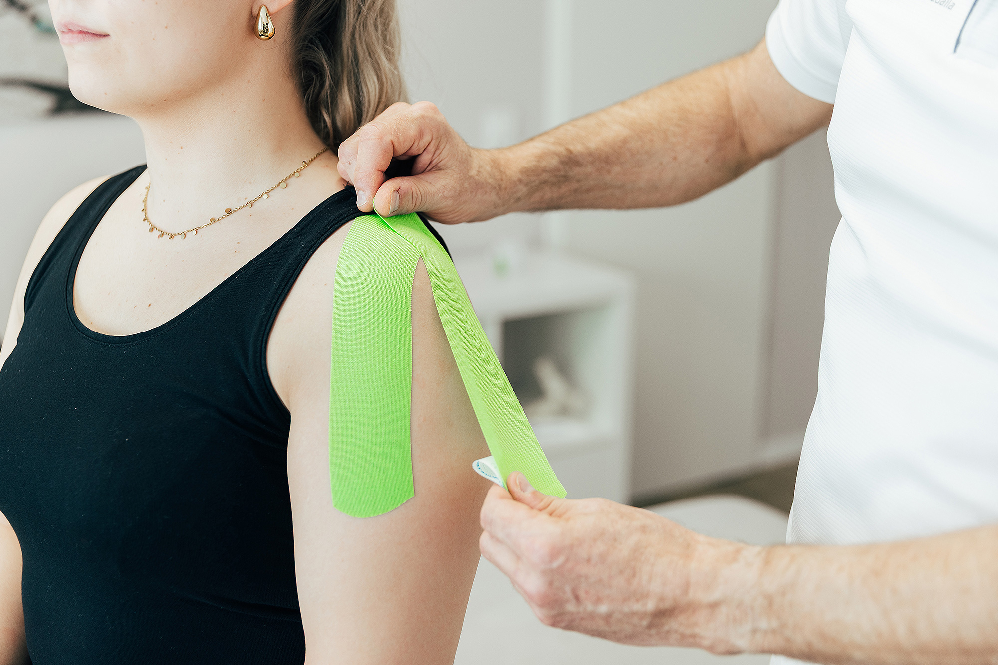 Elastische Bänder unterstützen körpereigene Heilungsprozesse. Schmerzlinderung und Schmerzfreiheit. Neuraltherapie Alternativmedizin
